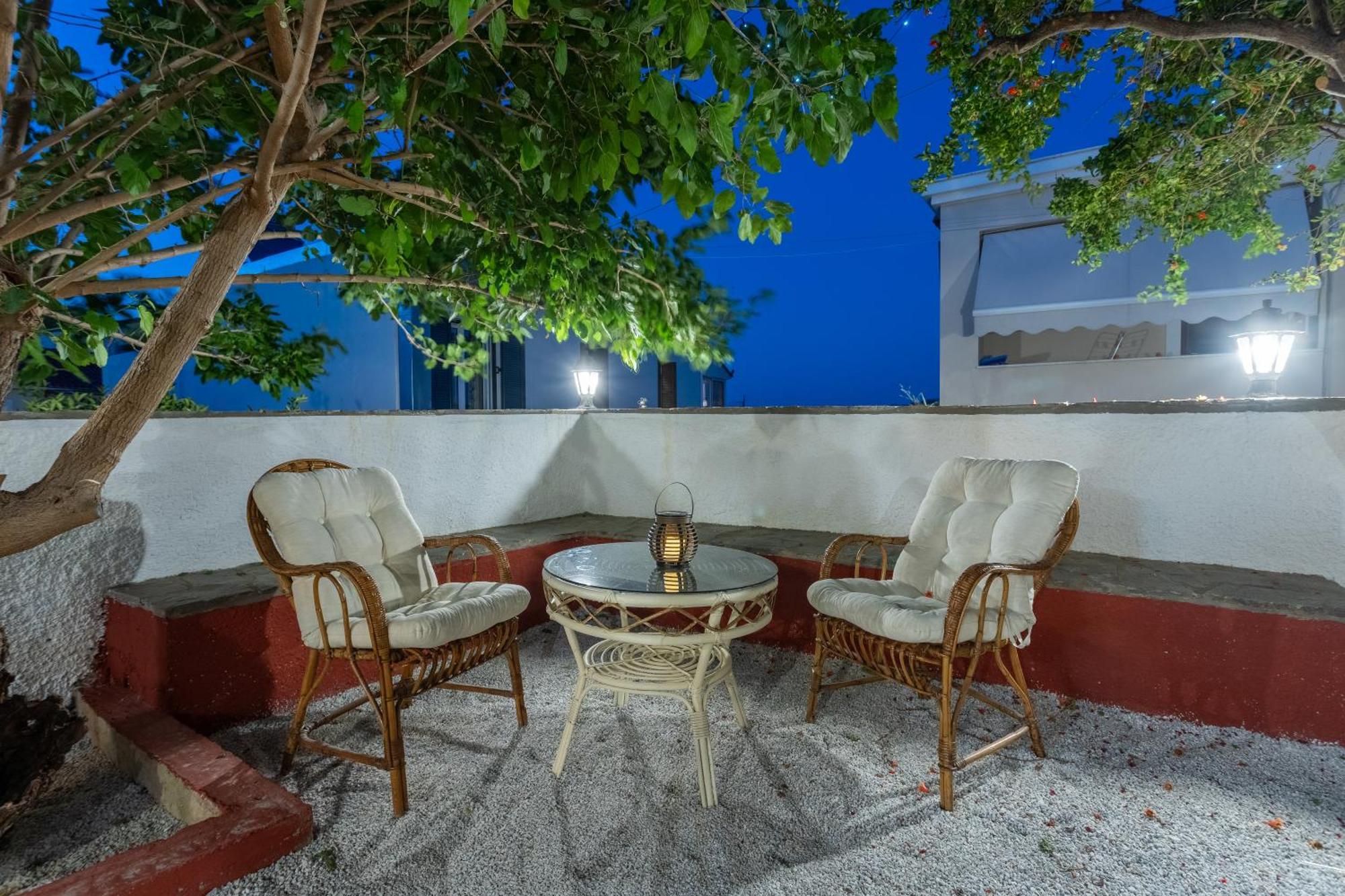 Spacious Home With Yard, Mytilene Lesvos Exterior photo