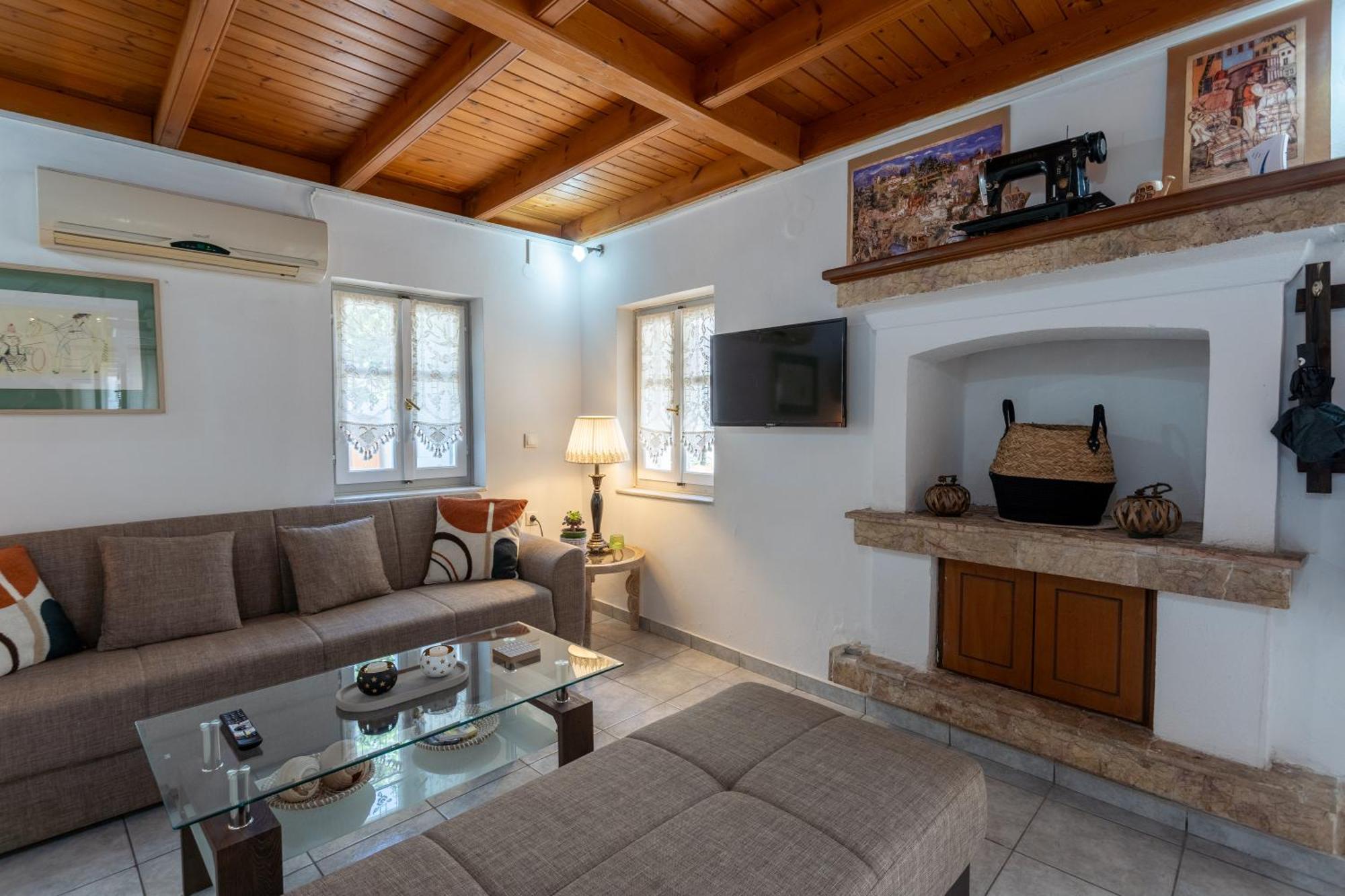 Spacious Home With Yard, Mytilene Lesvos Exterior photo