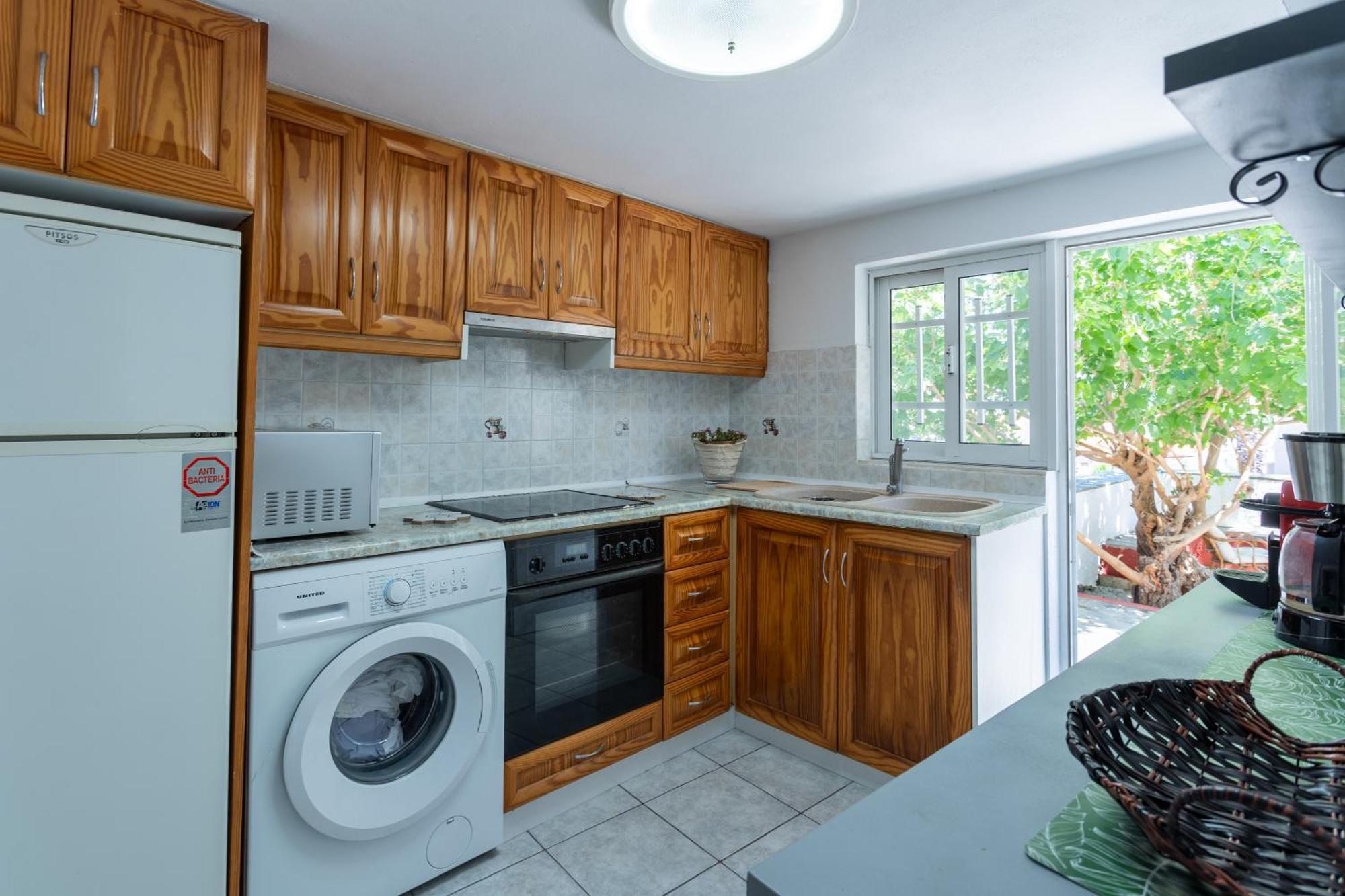 Spacious Home With Yard, Mytilene Lesvos Exterior photo